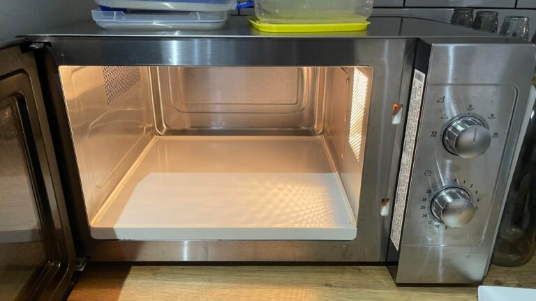 come funziona un forno microonde senza piatto girevole