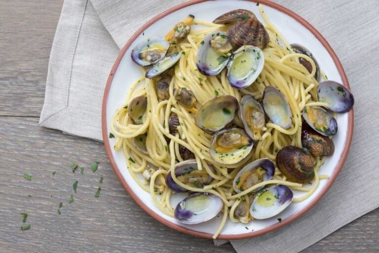 come si prepara la ricetta tradizionale napoletana degli spaghetti alle vongole veraci