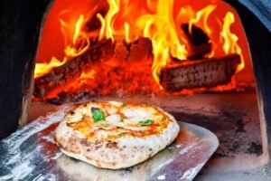come si prepara una pizza in teglia perfetta nel forno a legna